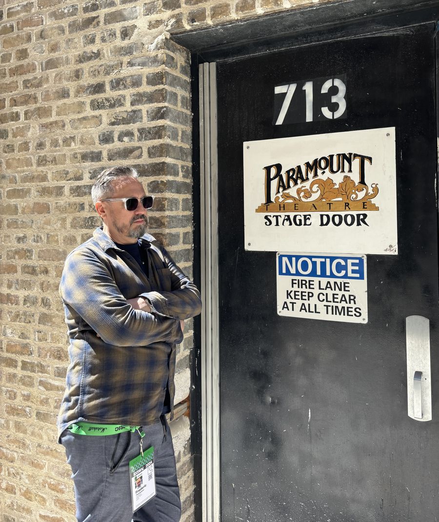 Fred Thomasseau devant la porte de scène du Paramount Theatre
